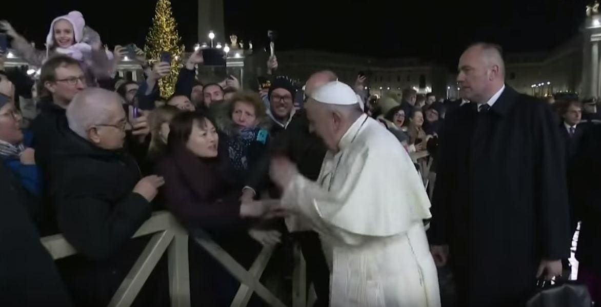 O papa Francisco se irritou com uma fiel que o puxou para cumprimentar