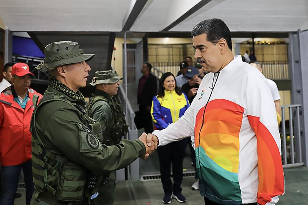 Maduro cumprimenta um integrante das Forças Armadas durante referendo na Venezuela sobre anexação de Essequibo, região administrada pela Guiana