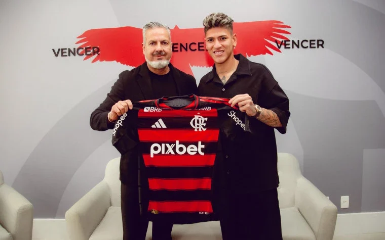 Carrascal posa com a camisa do Flamengo ao lado de José Boto (Foto: Adriano Fontes / CRF)