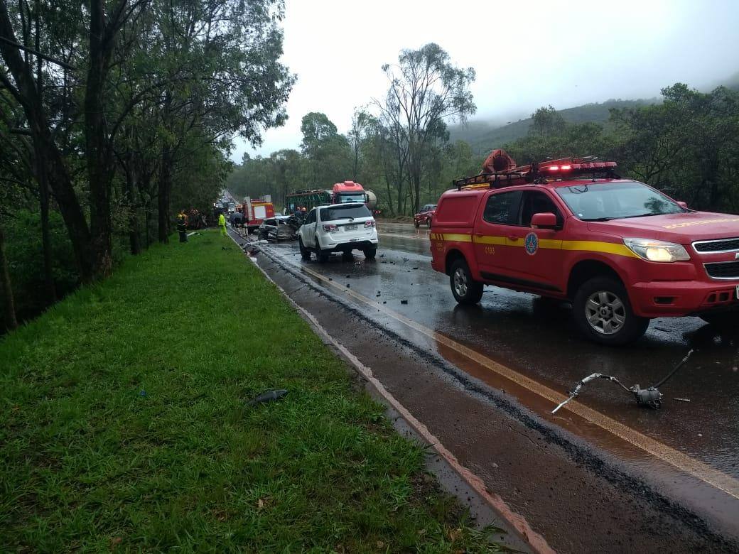 Carreta bateu em dois carros