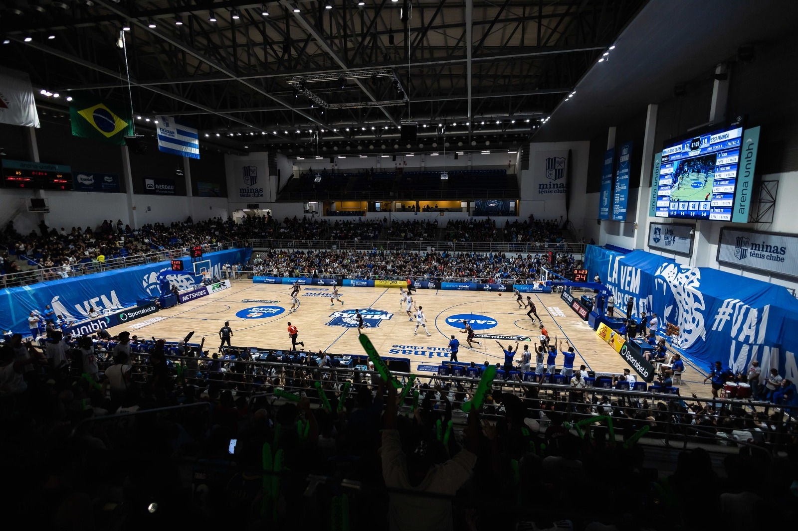 Jogos de basquete do Minas são um espetáculo para torcida em BH
