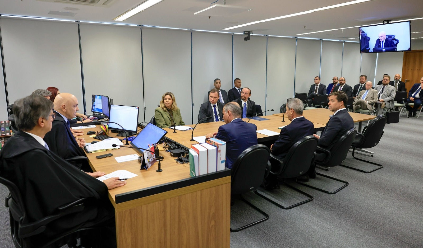 Guerra silenciosa entre hierarquia, ressentimentos e estratégias jurídicas marcaram acareação entre Mauro Cid e Braga Netto