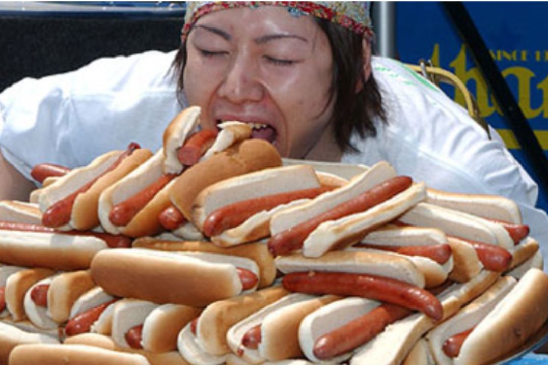 Japonês que comeu 110 cachorros-quentes em 10 minutos vai se aposentar