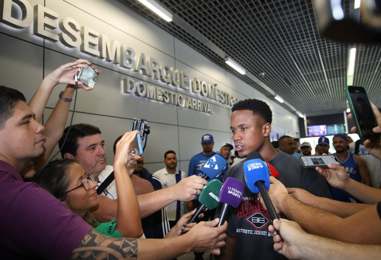 Atacante desembarcou em Belo Horizonte para assinar com o Cruzeiro