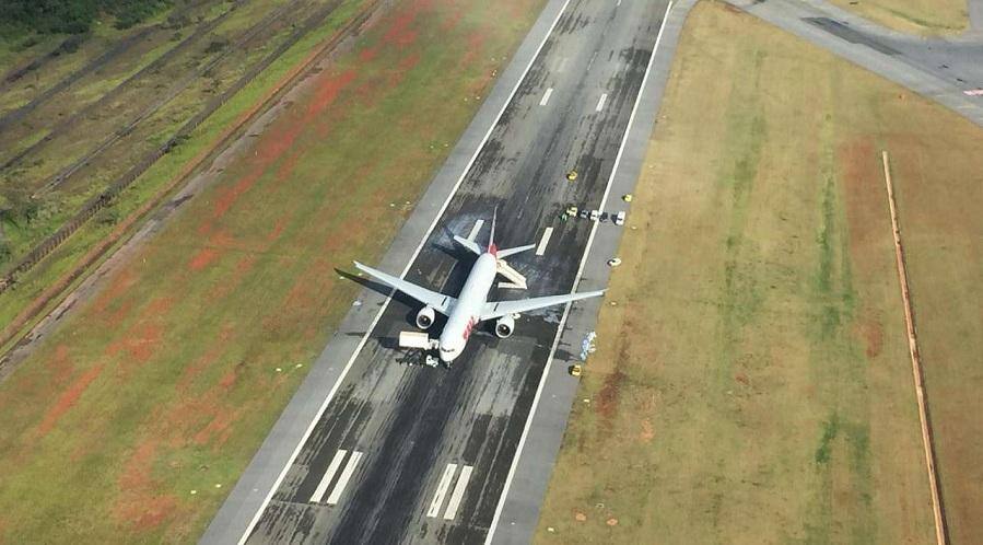 Avião da Latam faz pouso de emergência no aeroporto de Confins