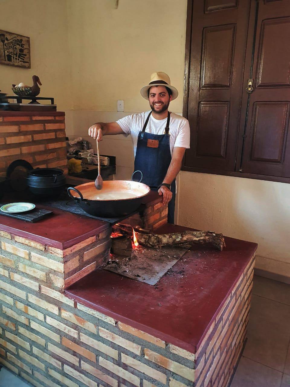 Neste ano, para evitar aglomerações, André vai se encontrar só com a mãe, o pai e a namorada Mas o restante da família, quase 30 pessoas, não vai ficar de fora O responsável oficial pela ceia de todos os anos deu um jeitinho de compartilhar o momento Ele, a irmã, que mora no México, e a tia vão fazer uma videochamada para que o momento não se perca: todos vão cozinhar ao mesmo tempo