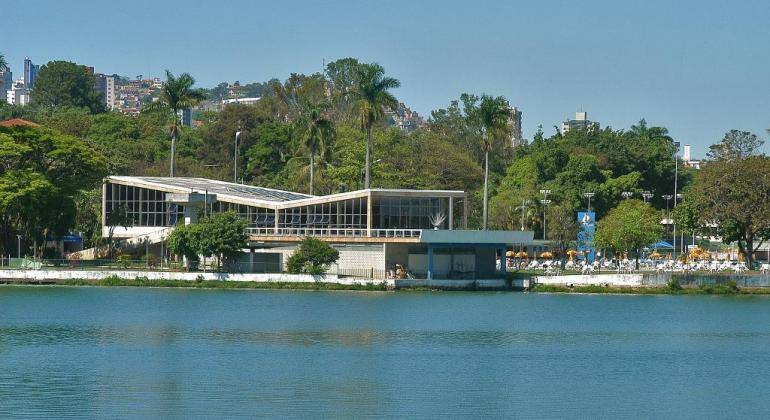 Na década de 1940 Oscar Niemeyer projetou um moderno complexo arquitetônico na orla da lagoa da Pampulha