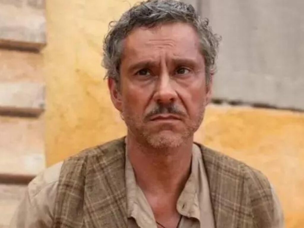 Seu Tico Leonel (Alexandre Nero)