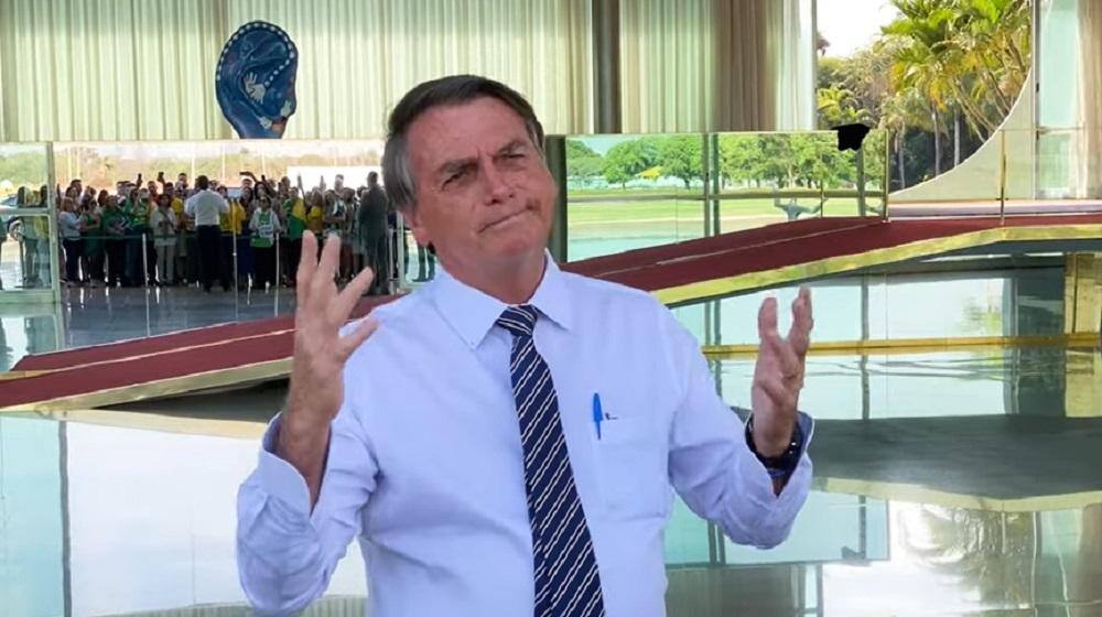 Presidente Jair Bolsonaro (PL) durante visita de apoiadores no Palácio da Alvorada, em Brasília (DF), nesta segunda-feira (12)