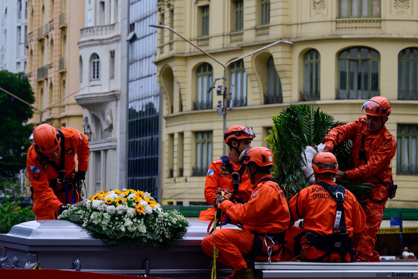 Caixão com o corpo da cantora Preta Gil deixou o Theatro Municipal do Rio de Janeiro sob aplausos