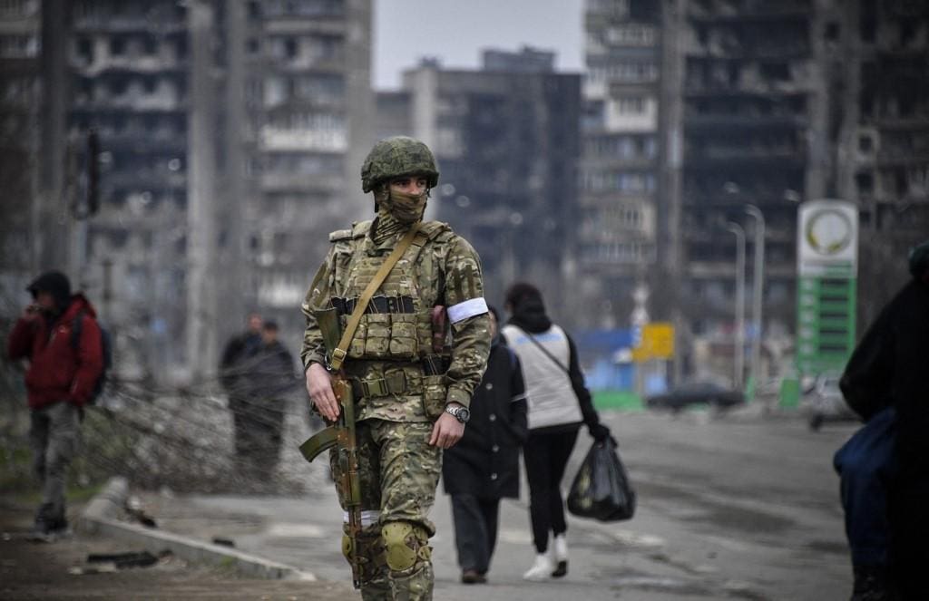 Um soldado russo patrulha uma rua ucraniana