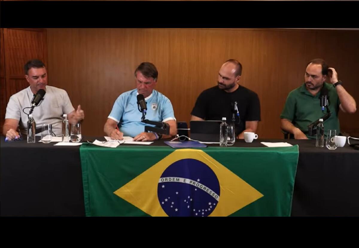 Flávio, Jair, Eduardo e Carlos Bolsonaro em 'super live' realizada no domingo (28), em Angra dos Reis (RJ)