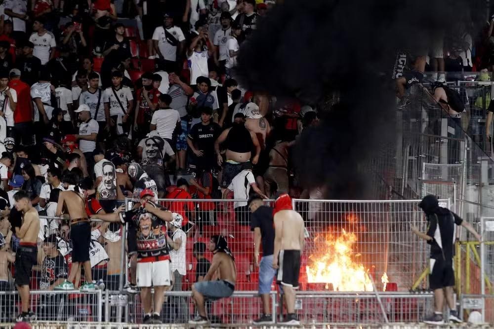Muita confusão e incêndio registrado dentro do estádio durante a decisão da Supercopa do Chile