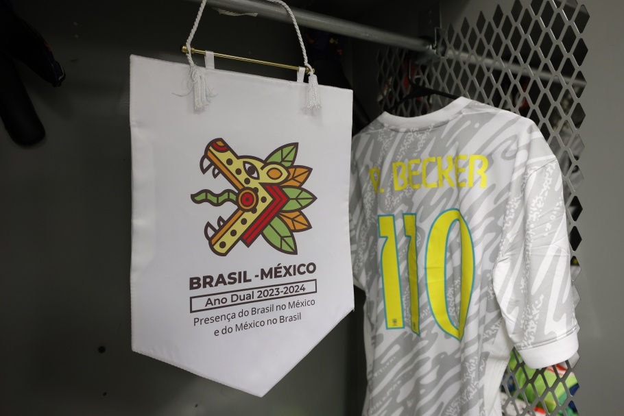 Flâmula da partida entre Brasil e México e camisa comemorativa, que será usada pelo goleiro Alisson