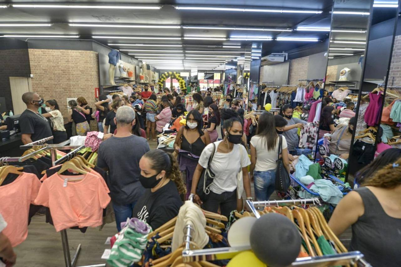 Loja de roupas Sak, no Centro, registrou fila de clientes em busca de promoções