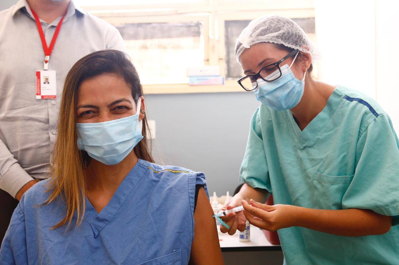 Profissionais de saúde começam a ser vacinados nos hospitais Eduardo de Menezes e Júlia Kubitschek