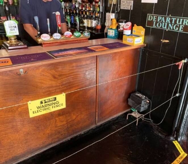 A cerca elétrica instalada num bar na Inglaterra