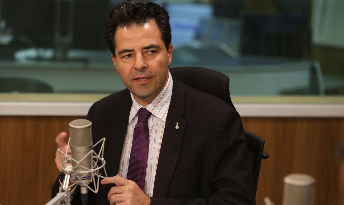 Ministro de Minas e Energia, Adolfo Sachsida, afirmou que retirada da cobrança do ICMS trará desconto na conta do celular.