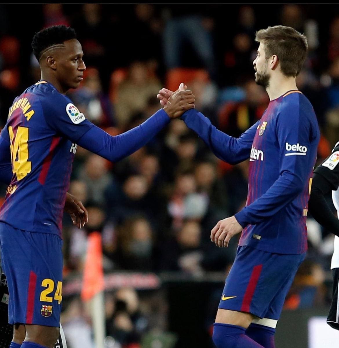 Zagueiro Mina com cumprimenta o zagueiro Piqué, ambos ex-jogadores do Barcelona