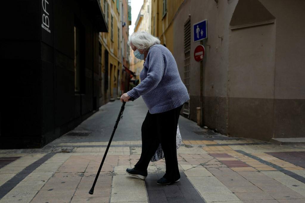 Mortes registradas em lares de idosos na França representam metade dos óbitos por coronavírus no país