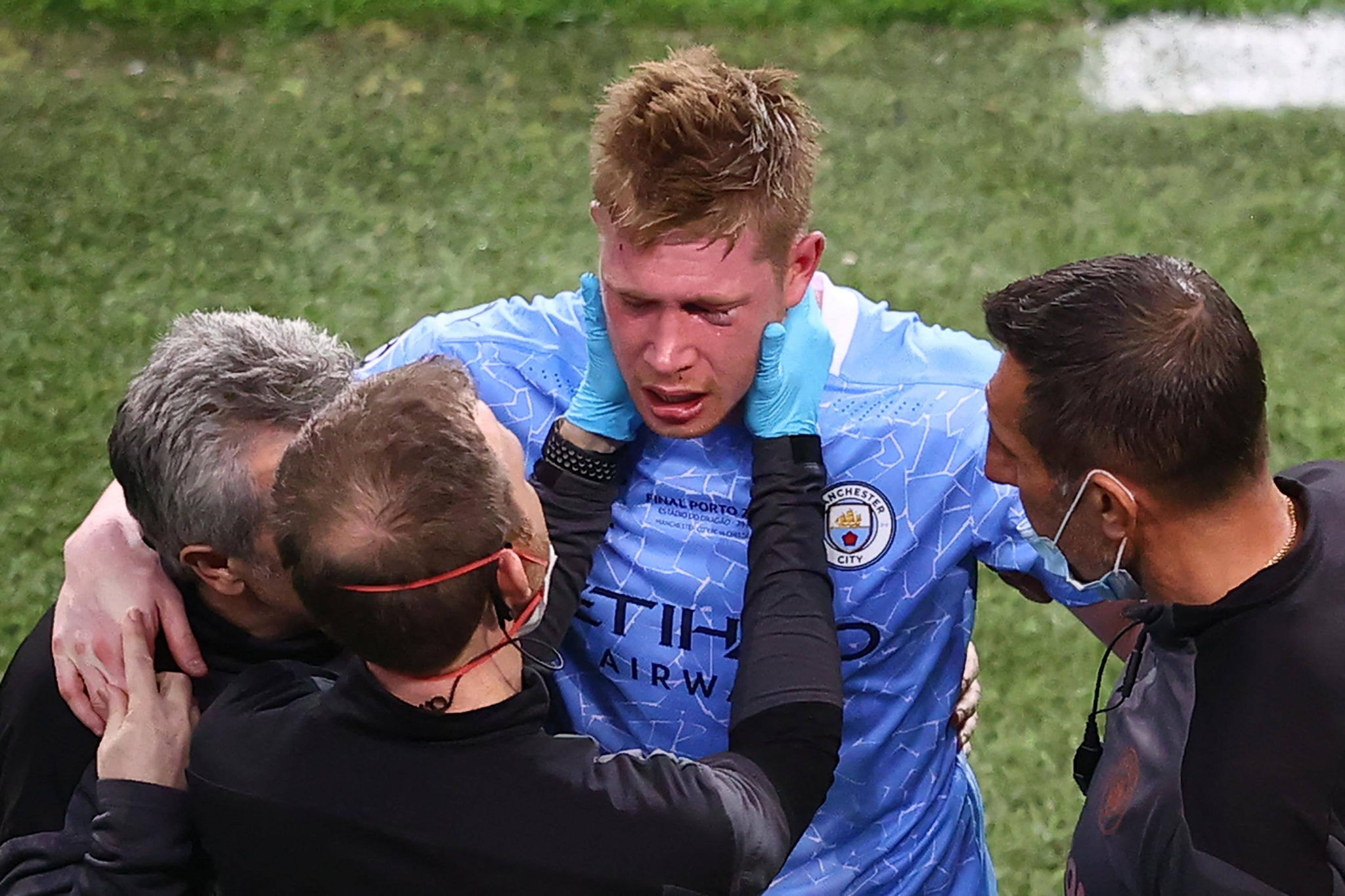 De Bruyne deixa o jogo final, contra o Chelsea