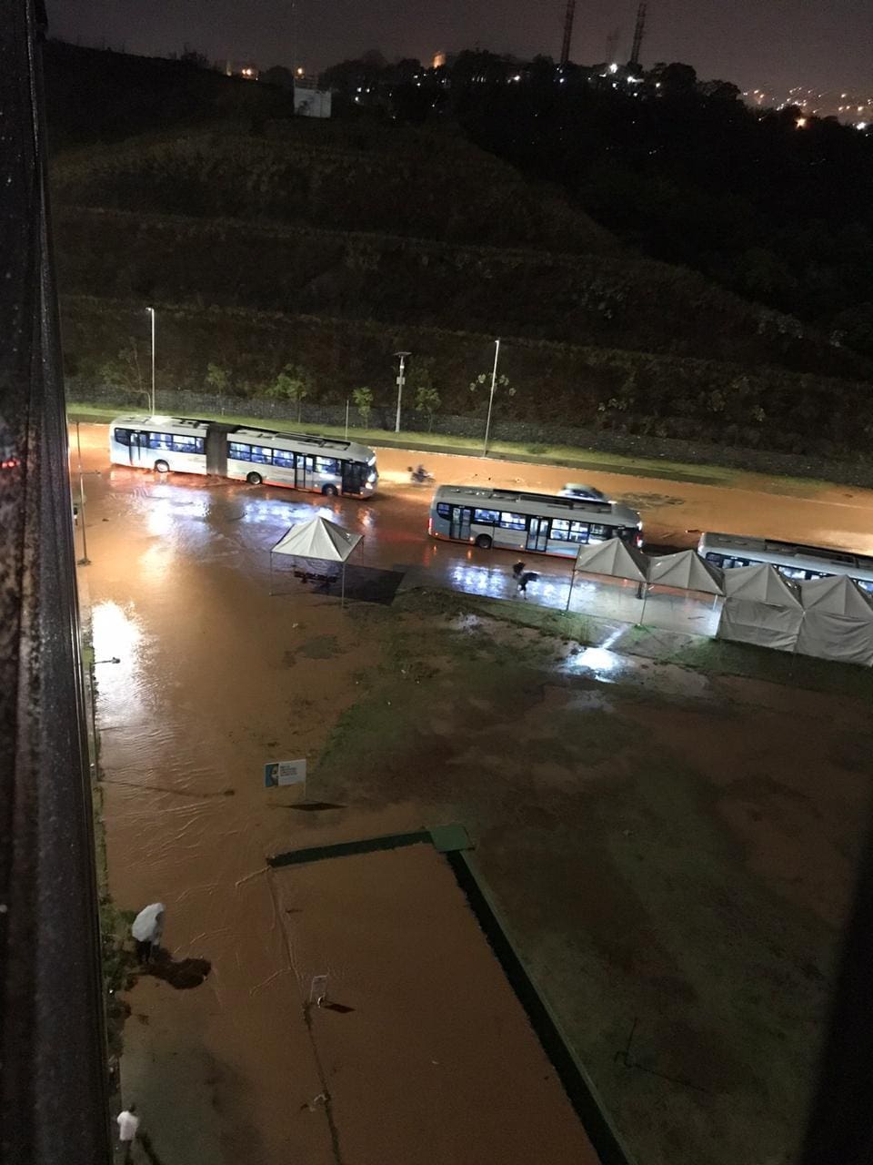 Cidade Administrativa fica debaixo d'água com temporal em BH