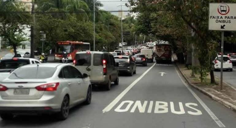 Taxistas já podem circular pela faixa exclusiva para ônibus na avenida Nossa Senhora do Carmo