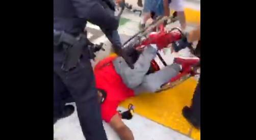 Policiais arrancam deficiente físico de cadeira de rodas em Los Angeles