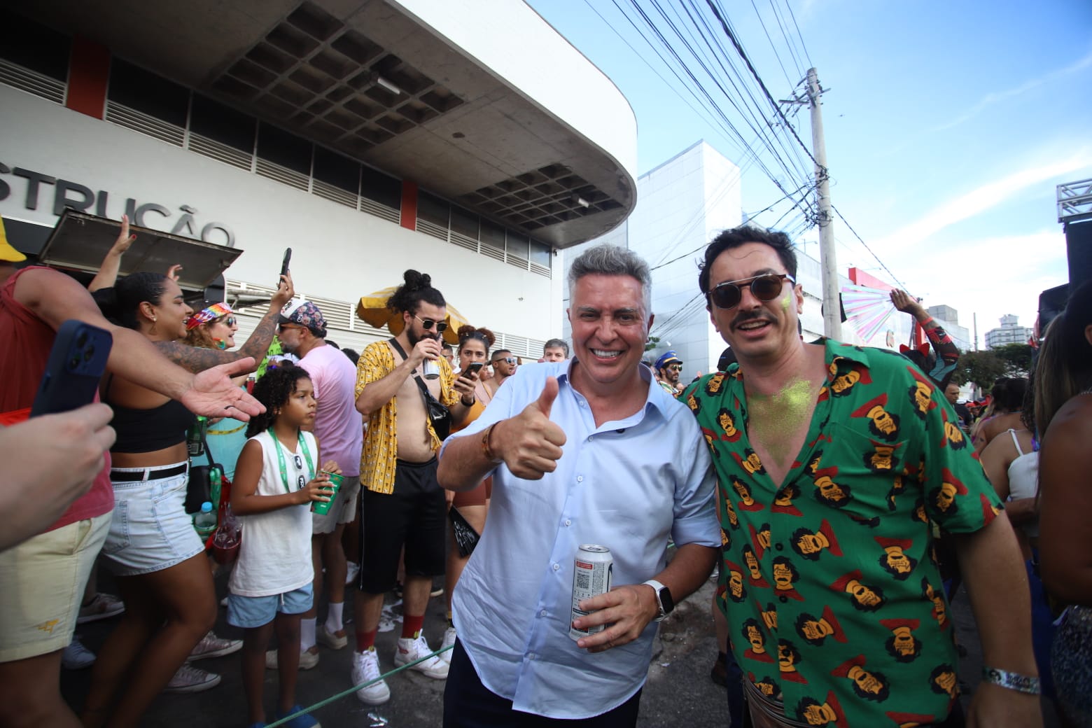 Prefeito de BH em exercício, Álvaro Damião participou de três blocos e interagiu com foliões