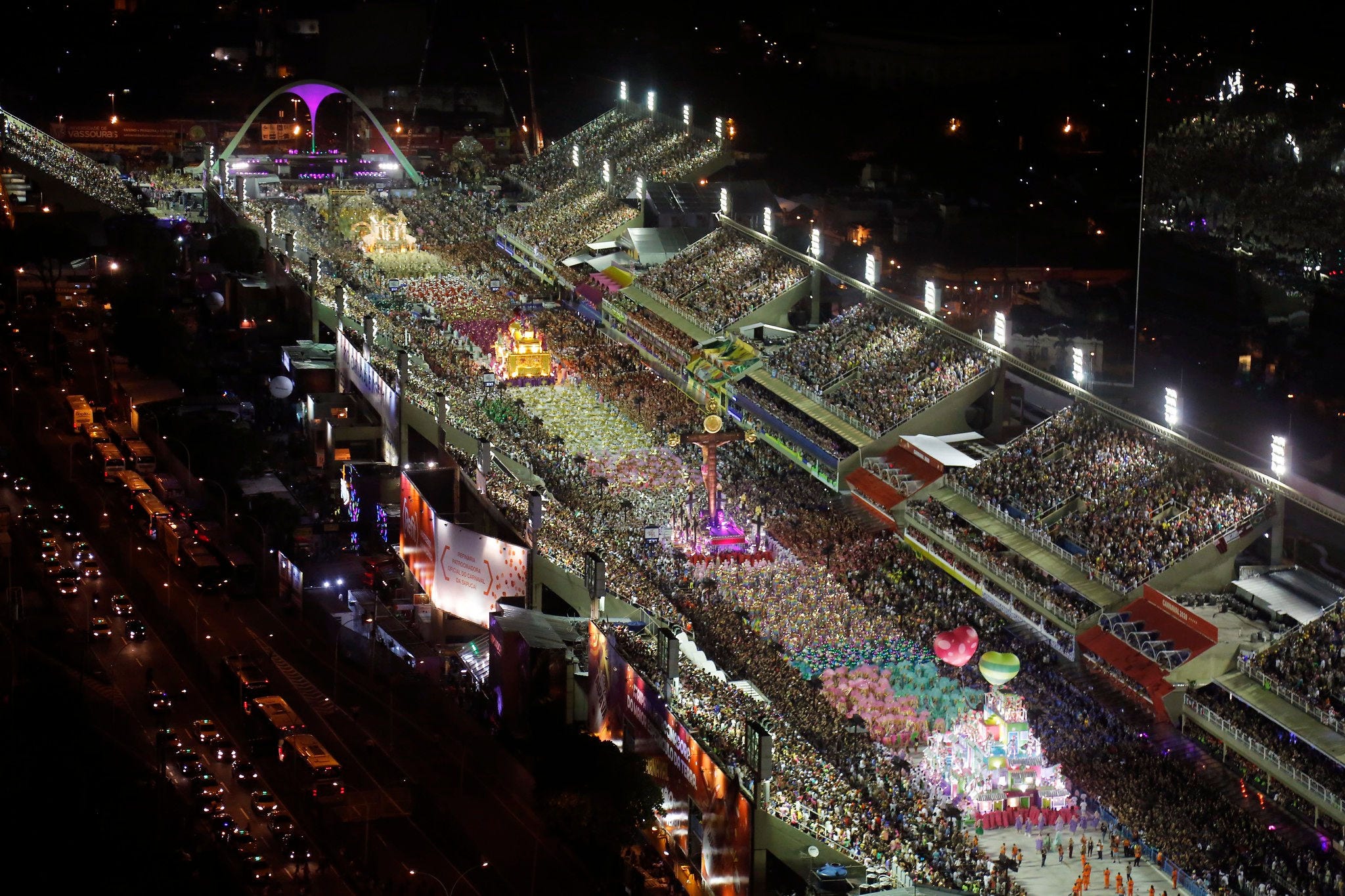 O Sambódromo da Marquês de Sapucaí é palco de um show de cores e do espetáculo da folia mais famoso do Brasil: o Desfile das escolas de samba do Rio de Janeiro!