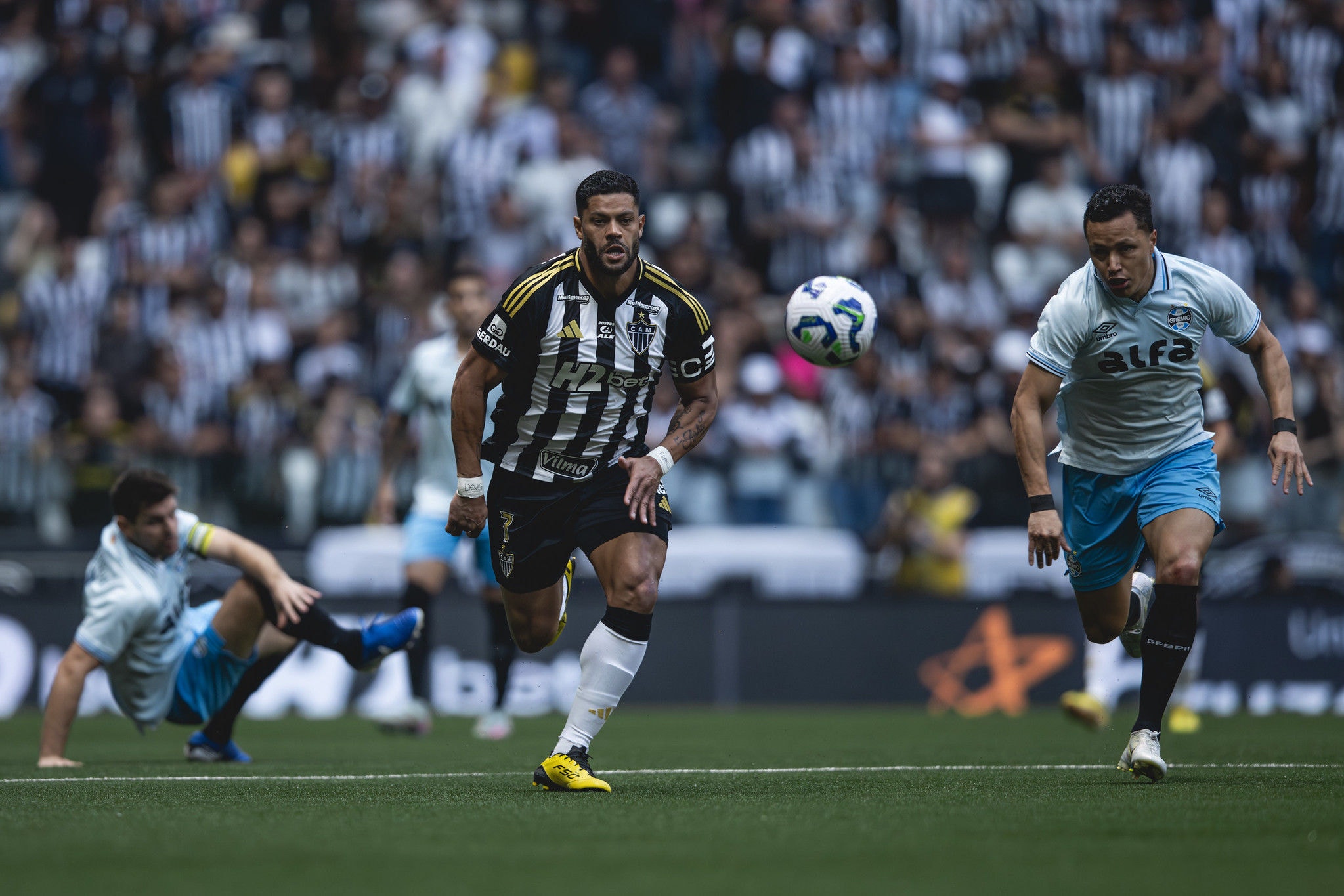 O atacante reclamou da arbitragem mais uma vez e lamentou a derrota.