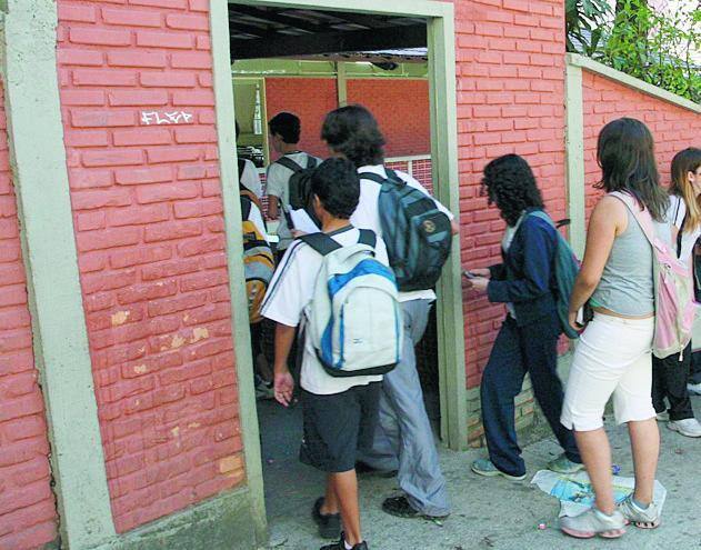 ALUNOS DE ESCOLAS PARTICULARES MIGRAM PARA ESCOLAS PUBLICAS