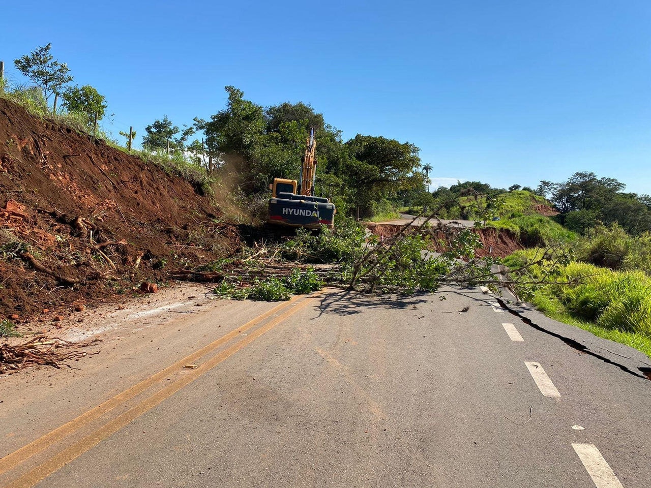 Obras na LMG-743, em Carmo do Paranaíba, distrito de Quintinos