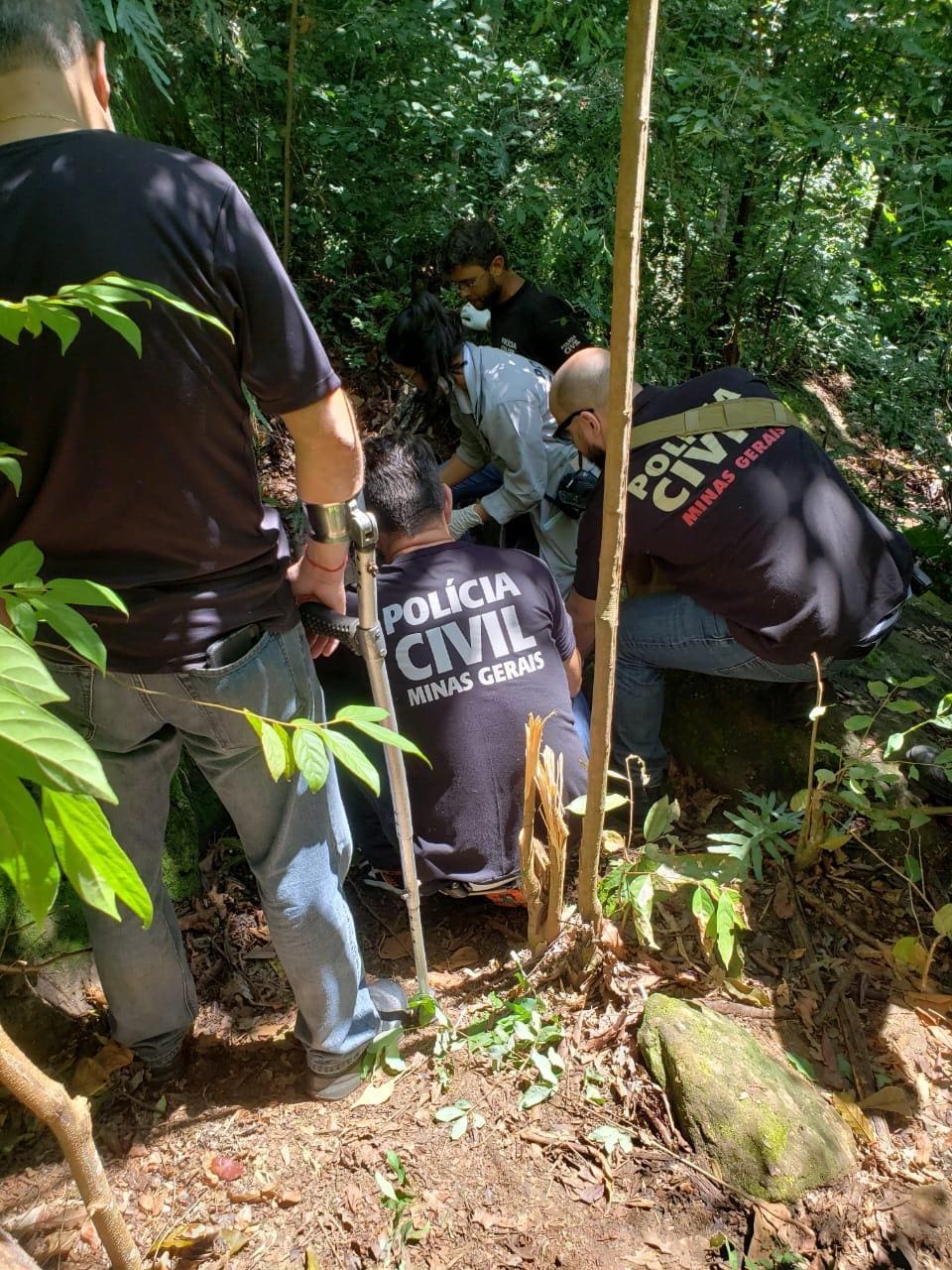 Corpo foi encontrado coberto por folhas e com sinais de violência em um matagal conhecido como “Pedra do Urubu"