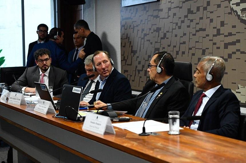 Senadores Romário e Kajuru acompanham depoimento de John Textor, dono da SAF Botafogo