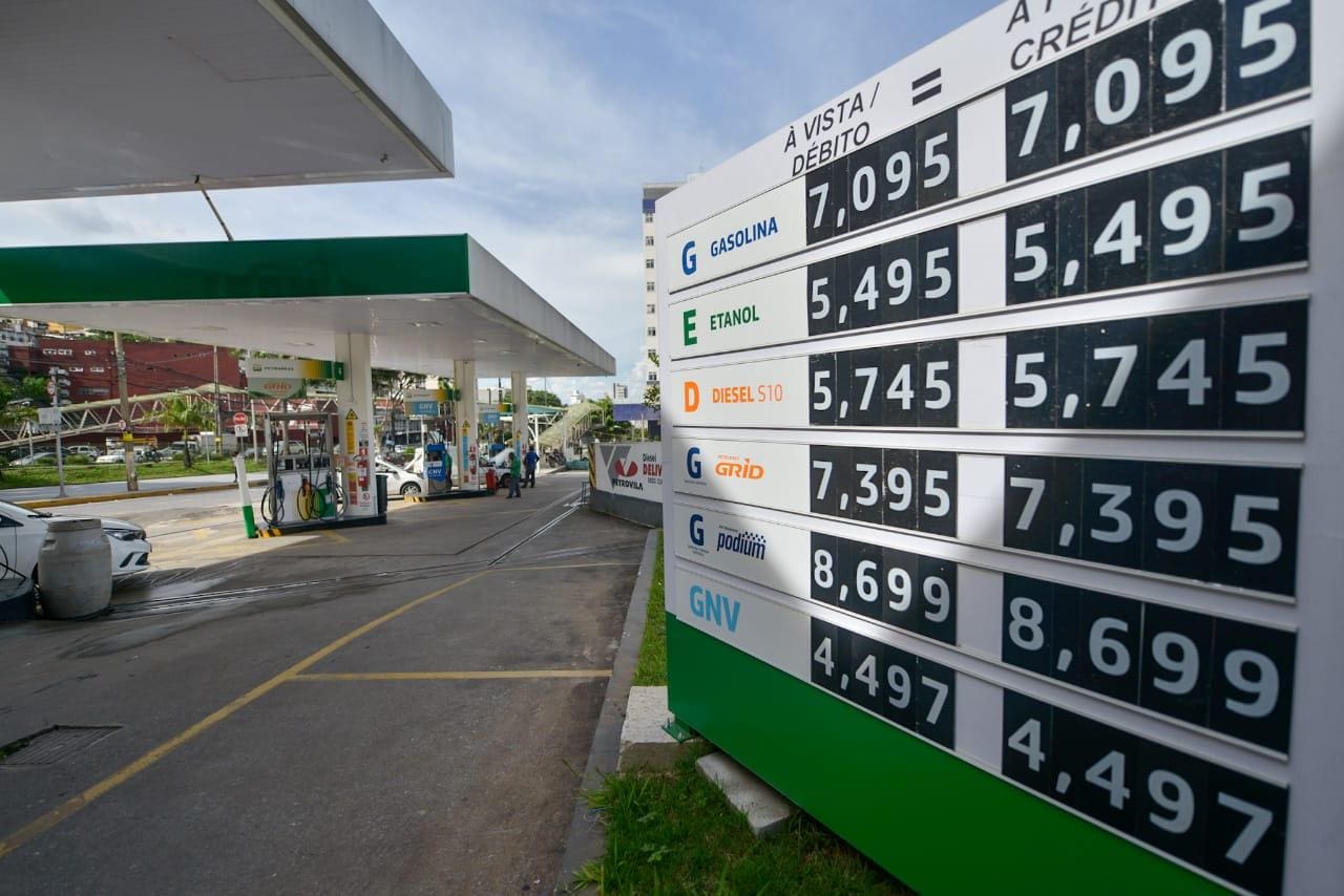 Gasolina sobe em BH e postos cobram mais de R$ 7