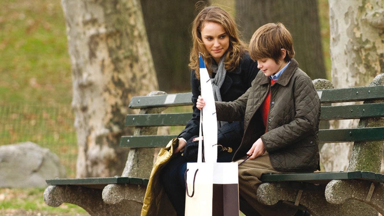 No filme norte-americano "As Coisas Impossíveis do Amor", de 2009, Emília, interpretada por Natalie Portman, tenta se aproximar e construir um laço afetivo com seu enteado, William, interpretado pelo ator mirim Charlie Tahan