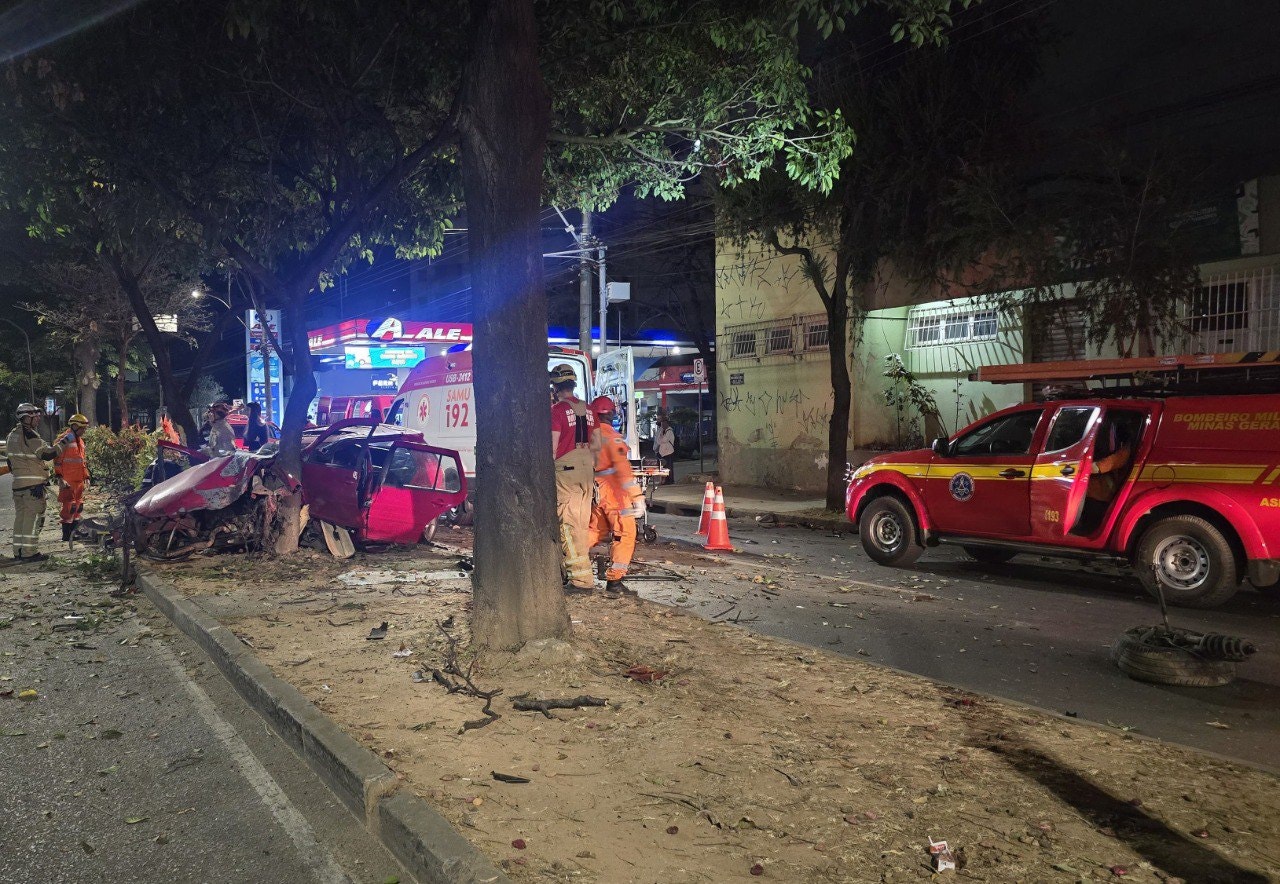Carro ficou totalmente destruído com o impacto da batida