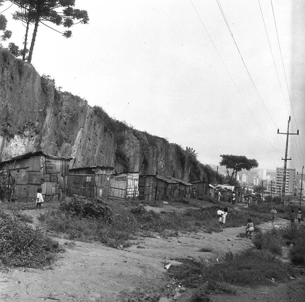Favela do Pindura Saia em 1965, que posteriormente foi demolida para a expansão da avenida Afonso Pena no alto da Serra do Curral