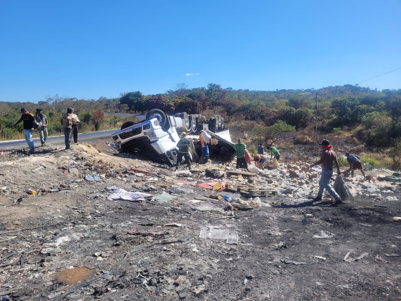 O veículo transportava uma carga de suco, que ficou espalhada na lateral da pista