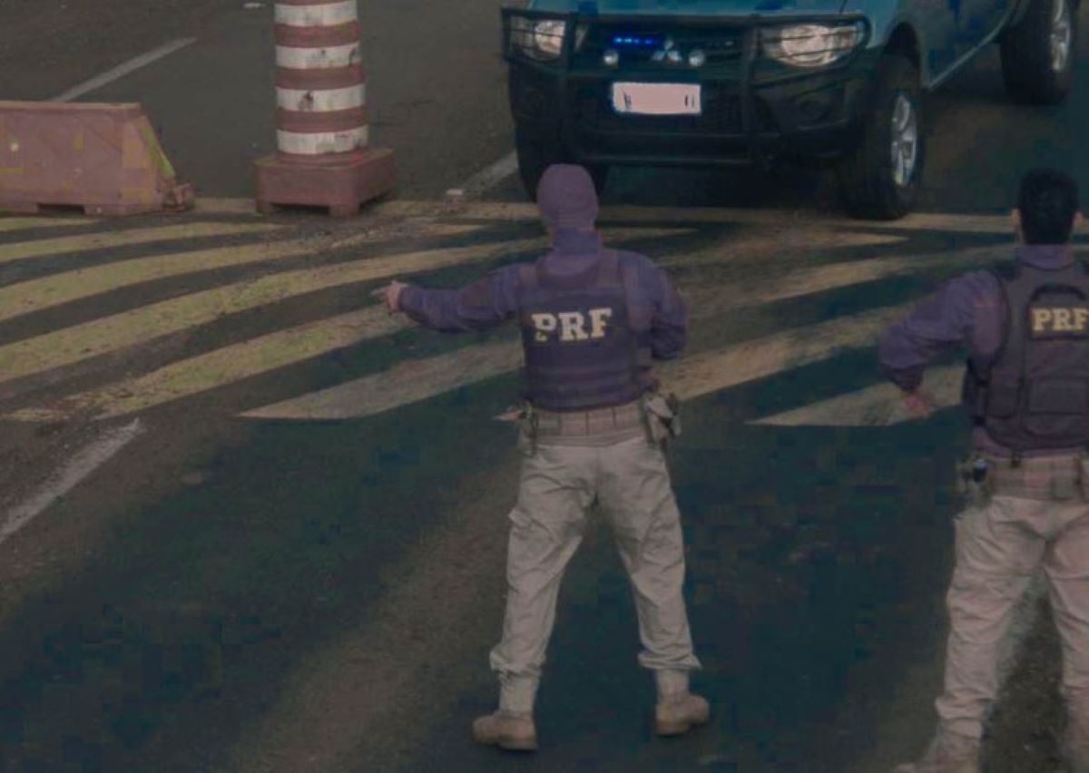 Câmera flagrou o momento em que o carro foi parado pela PRF, em Guarapuava (PR)