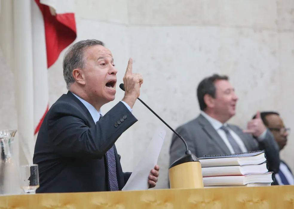 Camilo Cristófaro (Avante):  “Não lavar a calçadaé coisa de preto, né?"