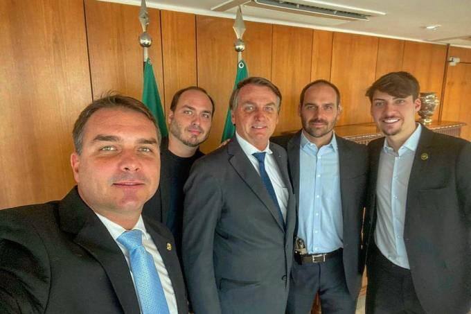 Da esquerda para a direita, Flávio, Carlos, Jair, Eduardo e Renan