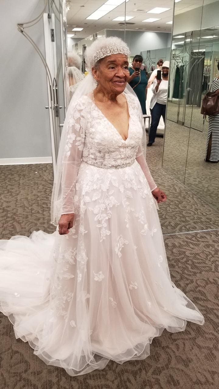 Martha se sentiu radiante com o vestido de noiva