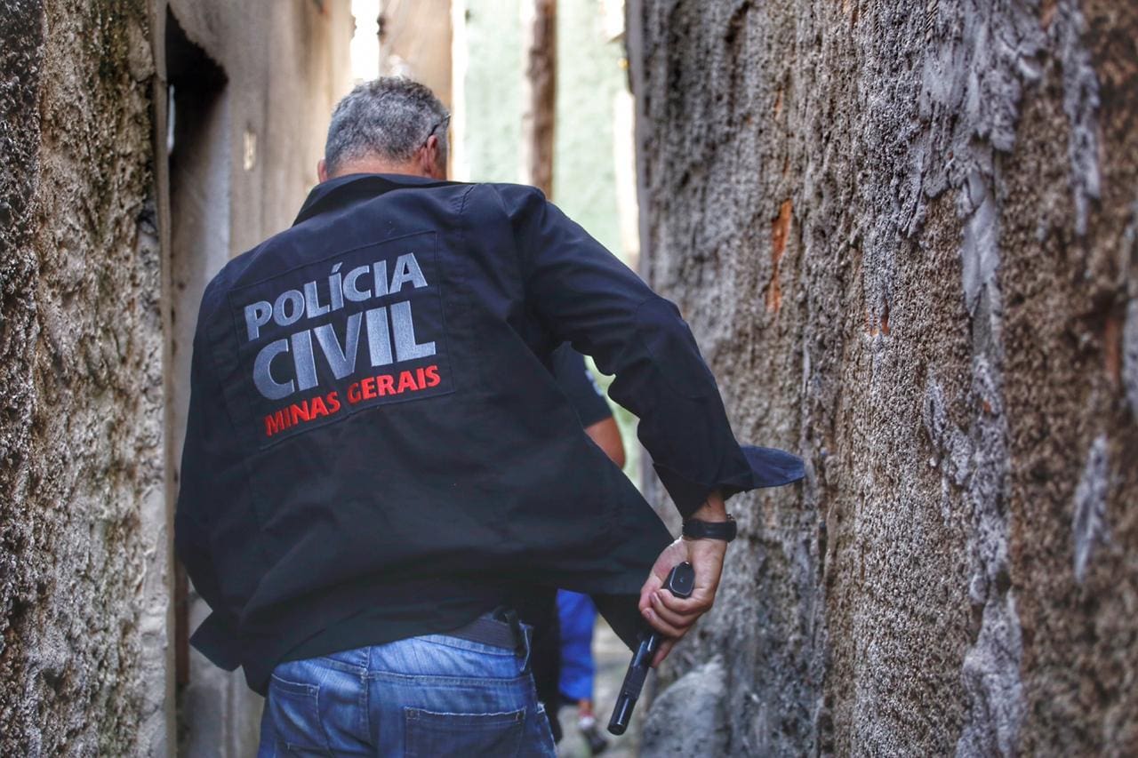 Membro da Polícia Civil durante operação