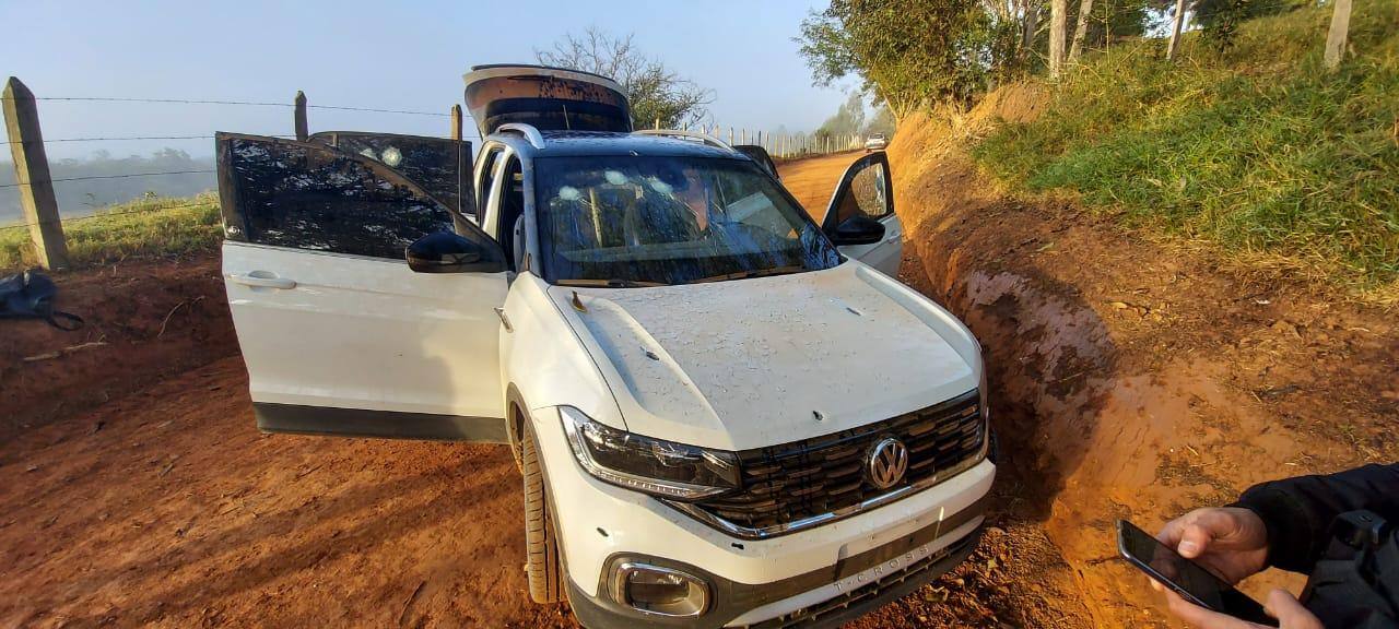 Carro usado em assalto em Itajubá é encontrado com tiros e sangue em Extrema