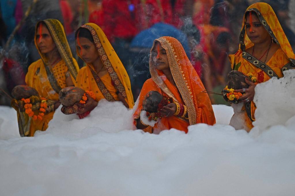 Hindus tomam banho em rio da Índia coberto com espuma tóxica; veja fotos