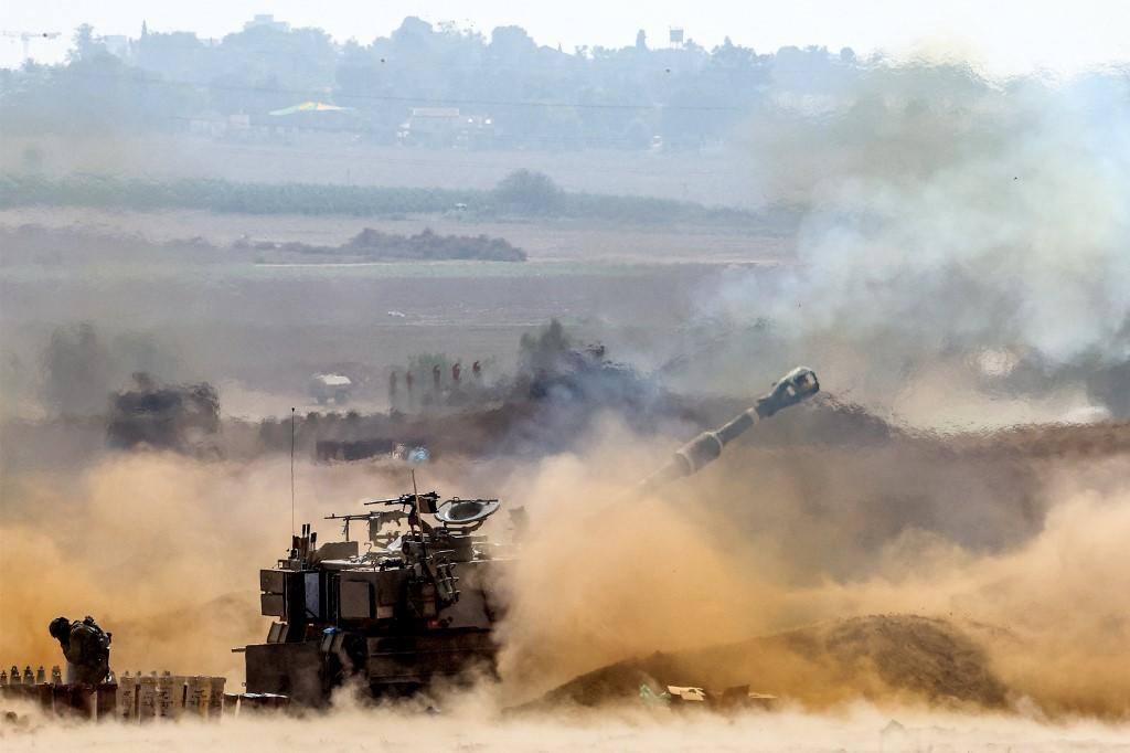 Obuseiro do exército israelense dispara tiros perto da fronteira com Gaza, no sul de Israel, em 11 de outubro de 2023