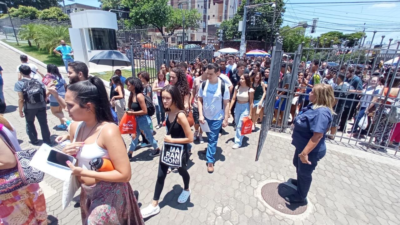 Foto mostra alunos chegando para fazer a prova do Enem