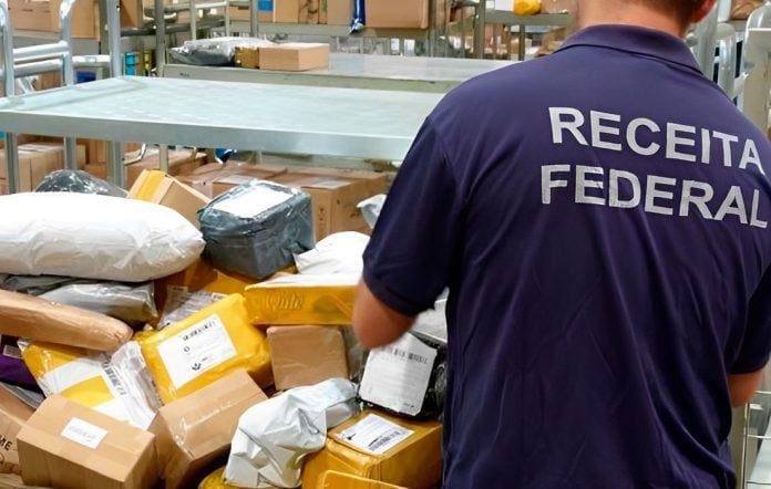 Funcionário da Receita Federal em fiscalização
